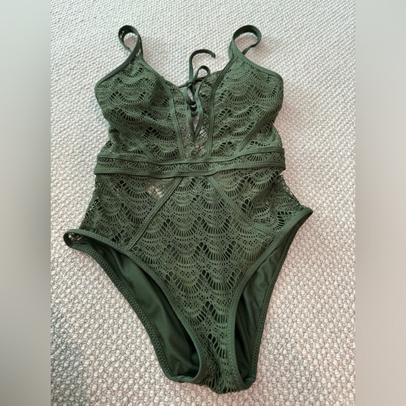 BECCA
Color Play Crochet Plunge One-Piece S - Picture 4 of 9